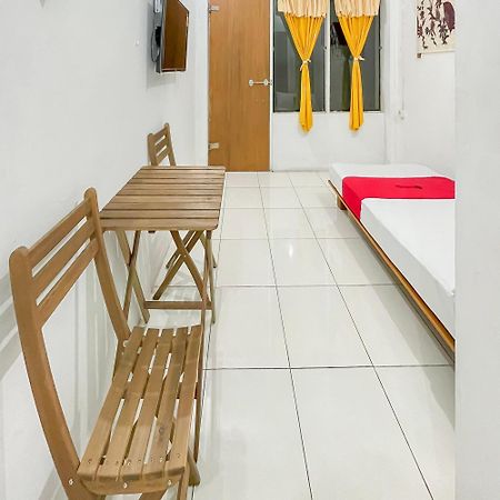 Отель Reddoorz Syariah At Jalan Ra Kosasih Сукабуми Экстерьер фото