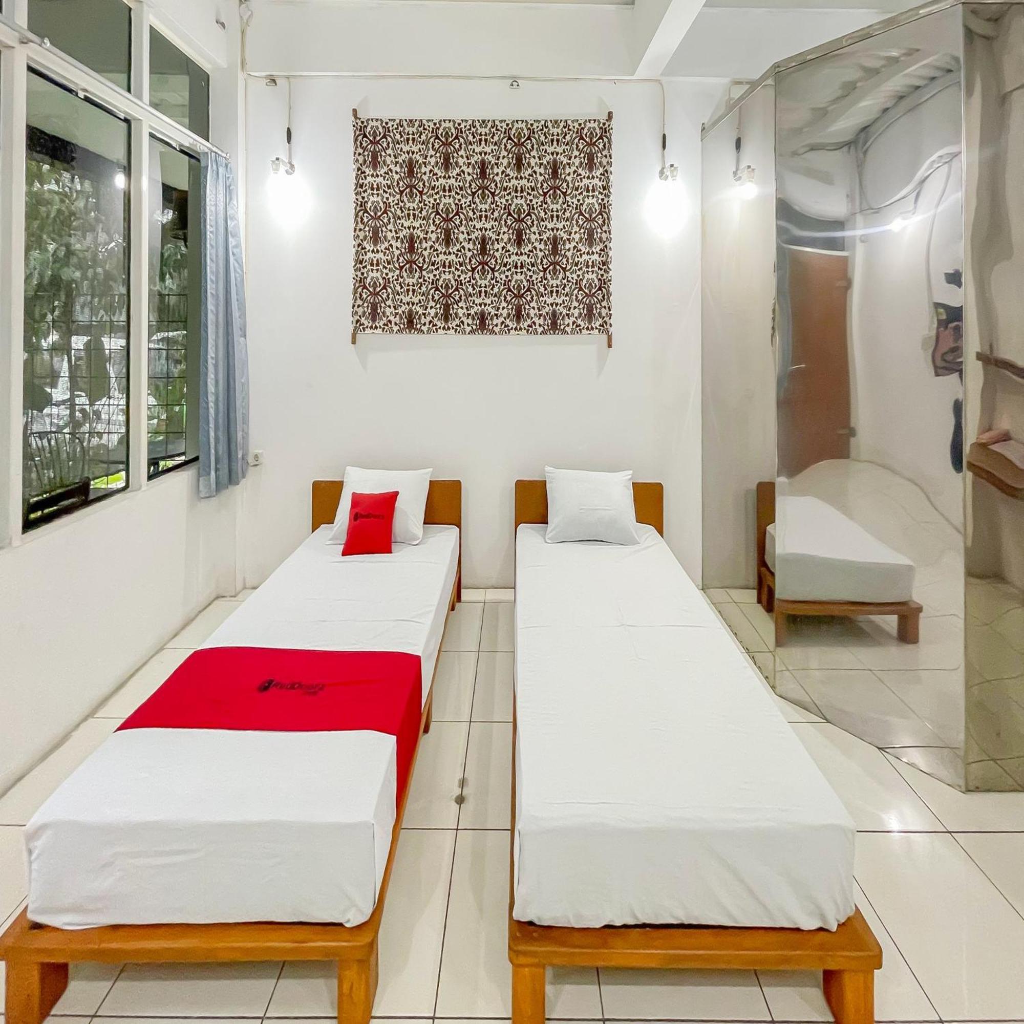 Отель Reddoorz Syariah At Jalan Ra Kosasih Сукабуми Экстерьер фото