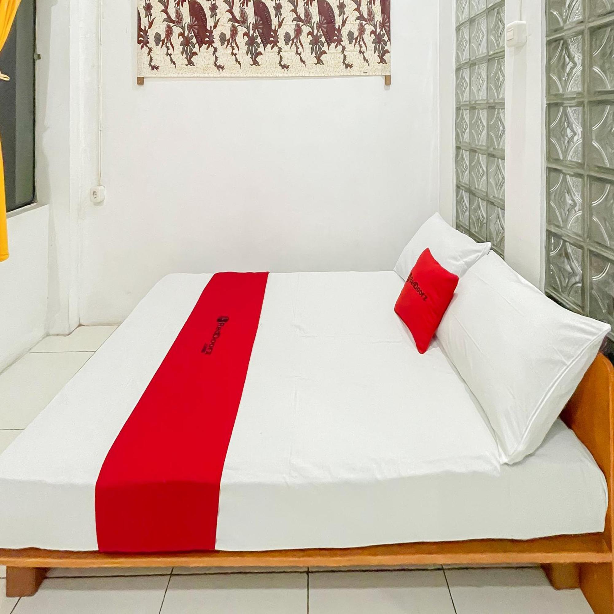 Отель Reddoorz Syariah At Jalan Ra Kosasih Сукабуми Экстерьер фото