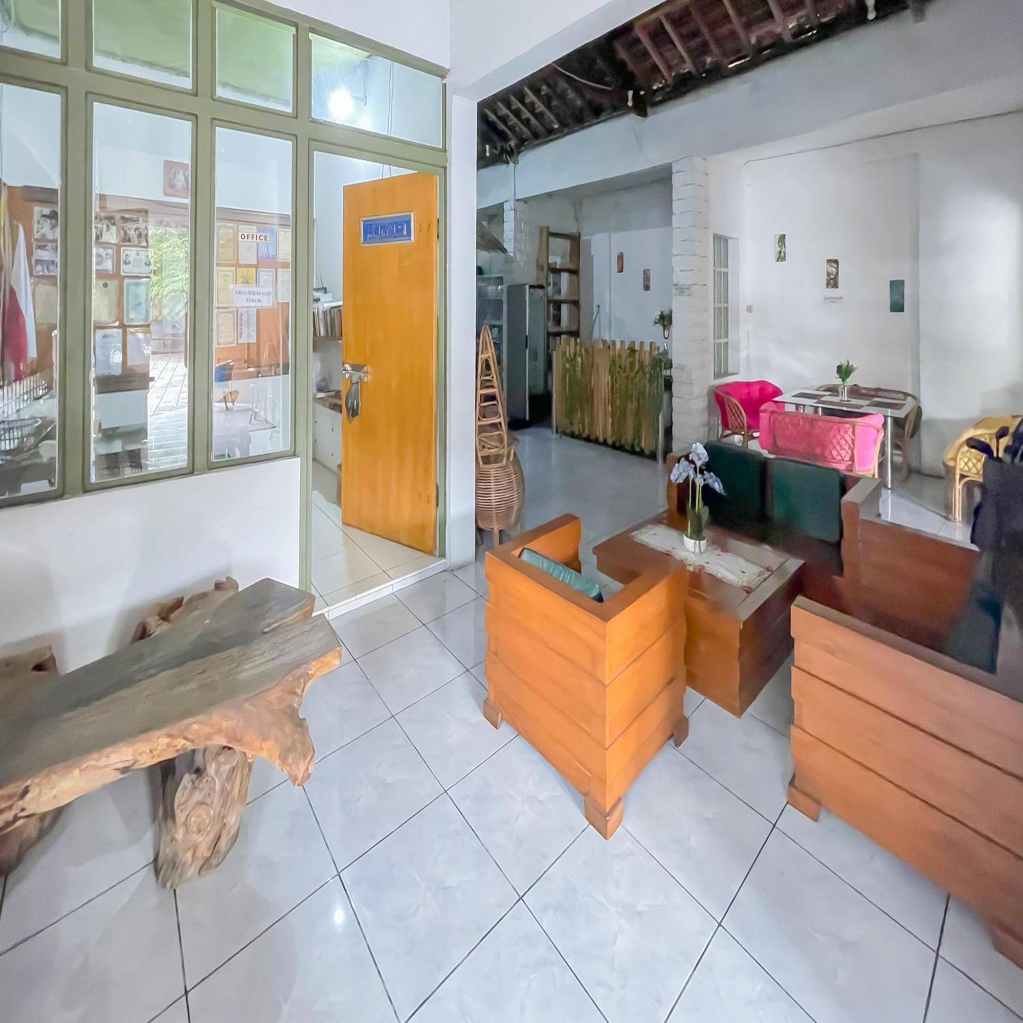 Отель Reddoorz Syariah At Jalan Ra Kosasih Сукабуми Экстерьер фото