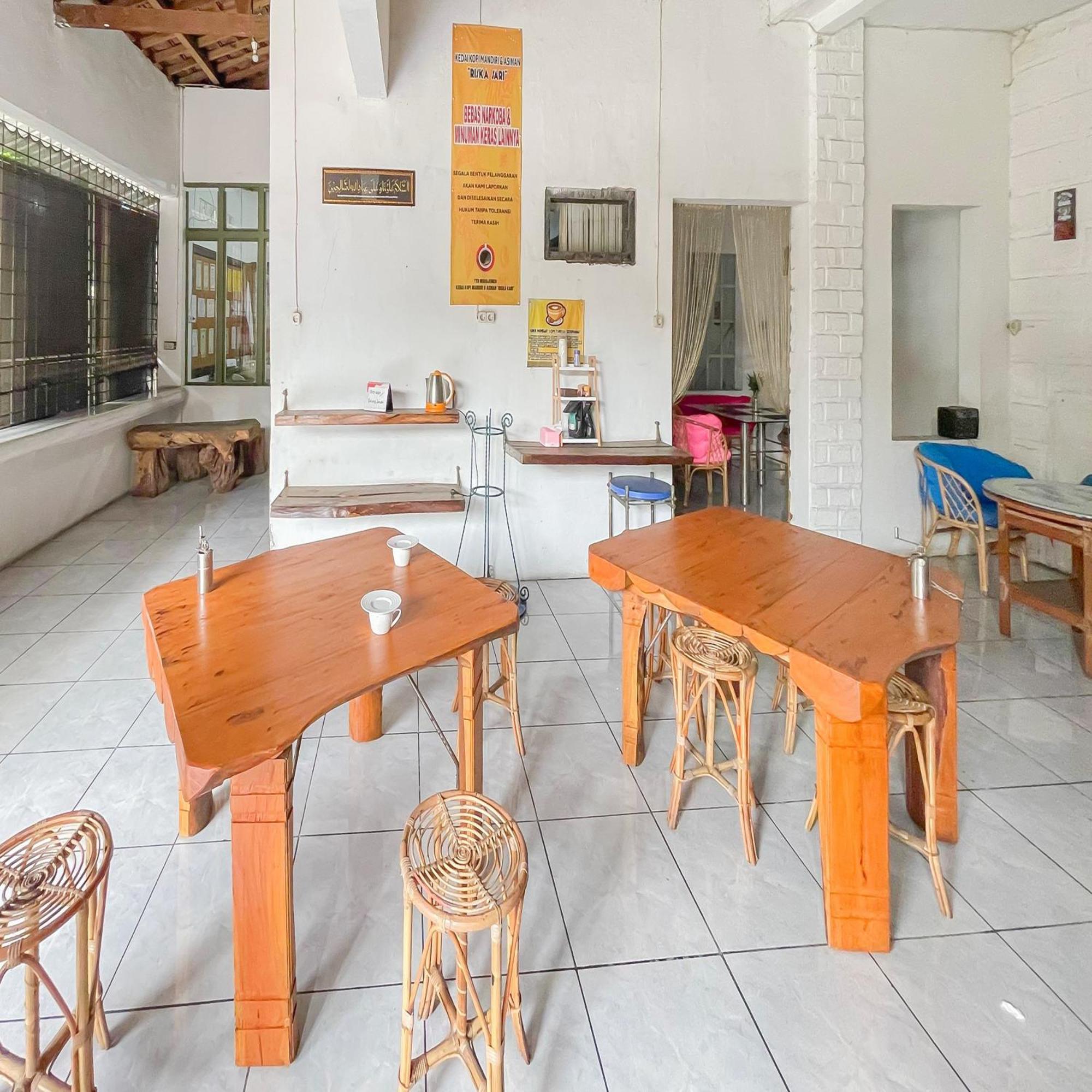 Отель Reddoorz Syariah At Jalan Ra Kosasih Сукабуми Экстерьер фото