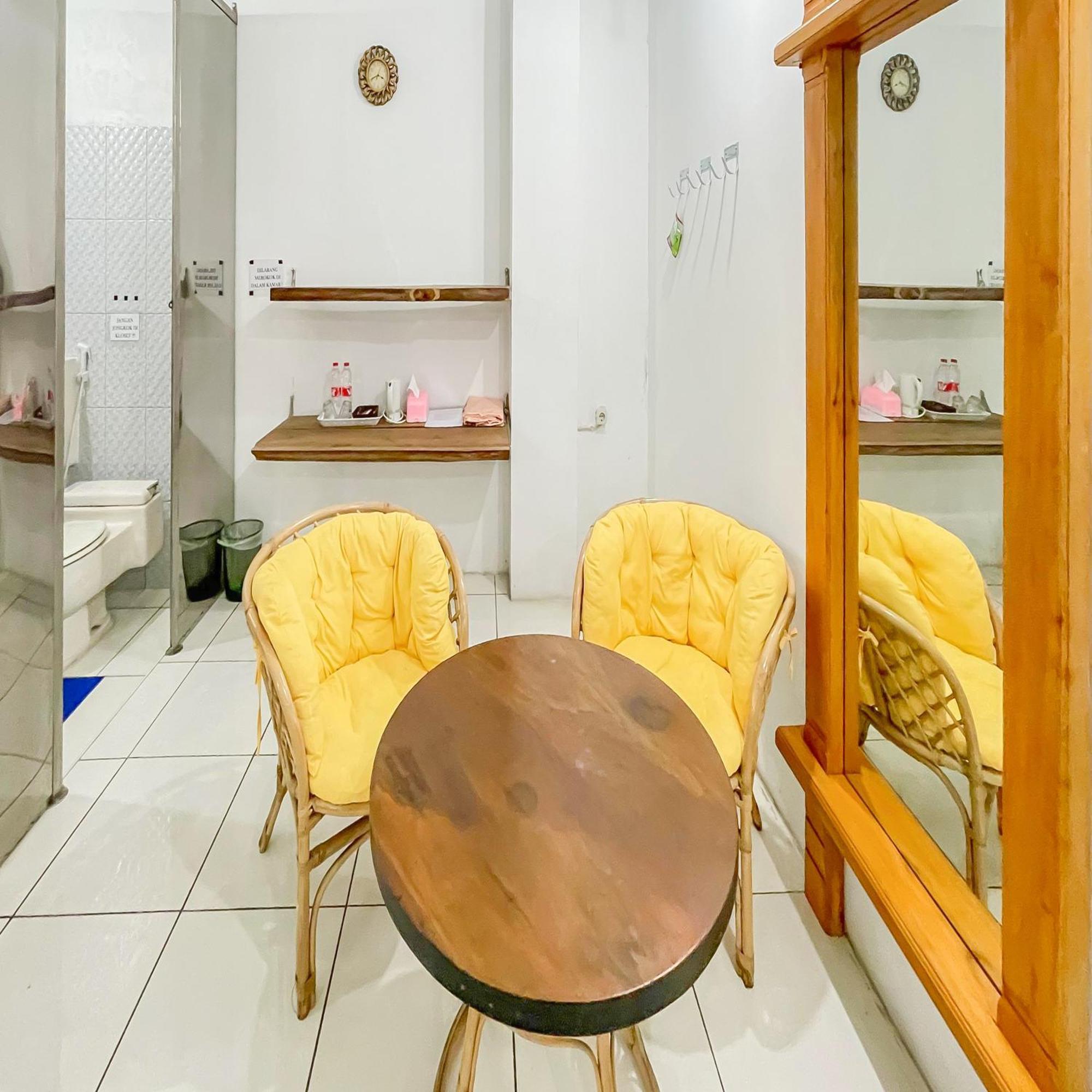 Отель Reddoorz Syariah At Jalan Ra Kosasih Сукабуми Экстерьер фото