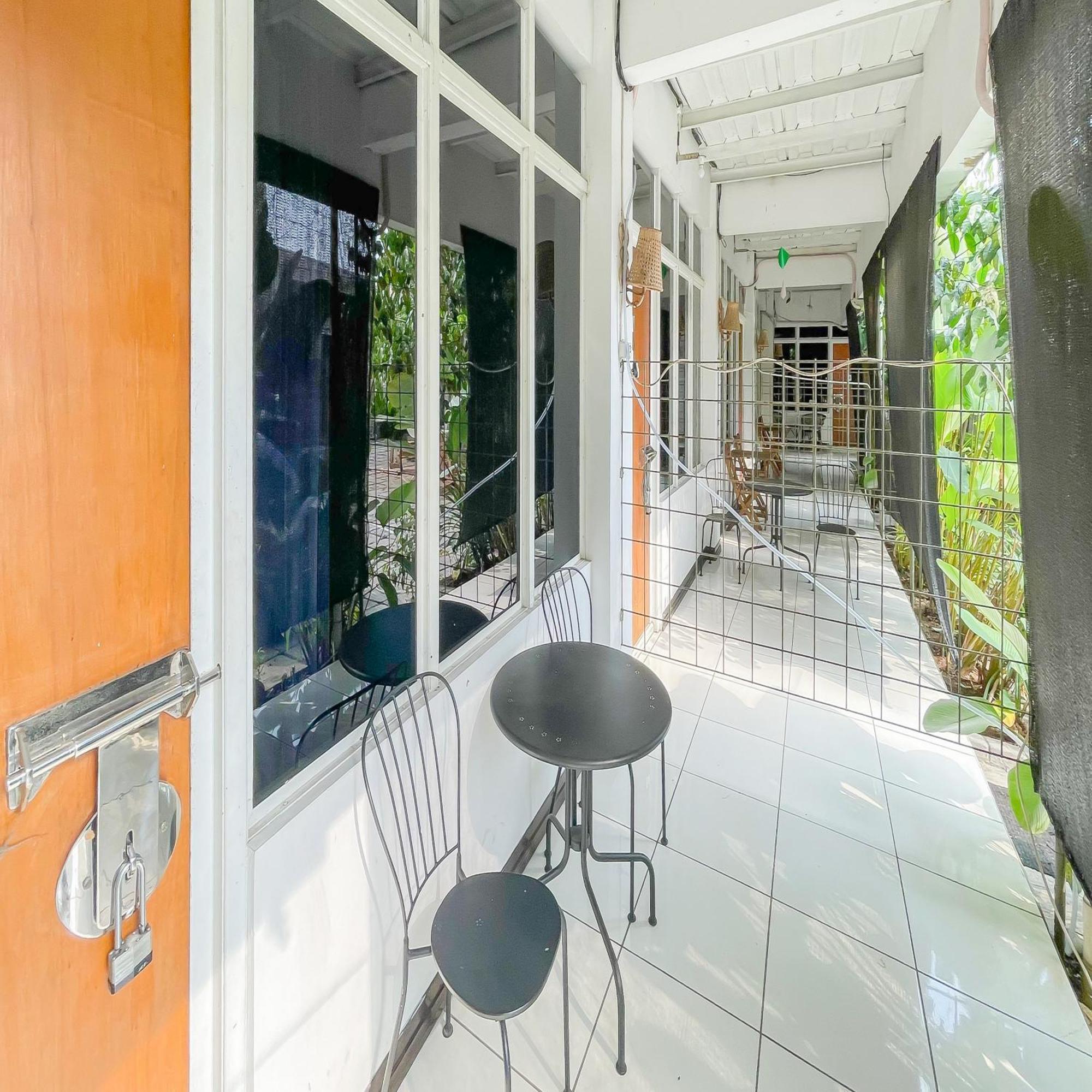 Отель Reddoorz Syariah At Jalan Ra Kosasih Сукабуми Экстерьер фото