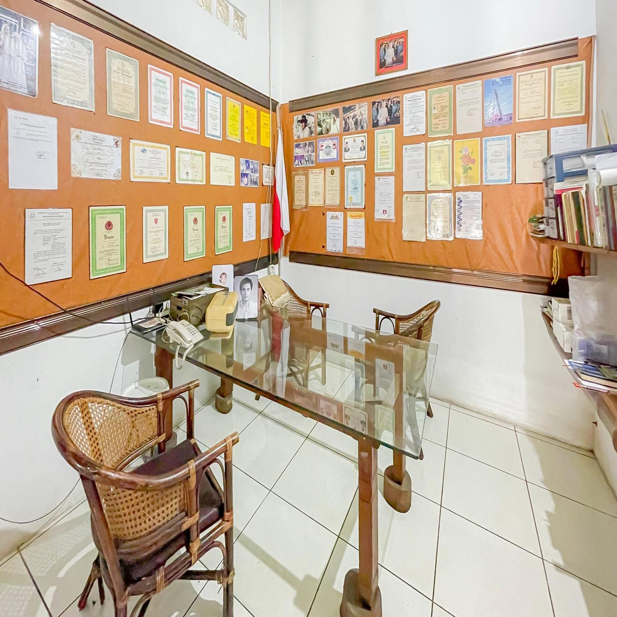Отель Reddoorz Syariah At Jalan Ra Kosasih Сукабуми Экстерьер фото