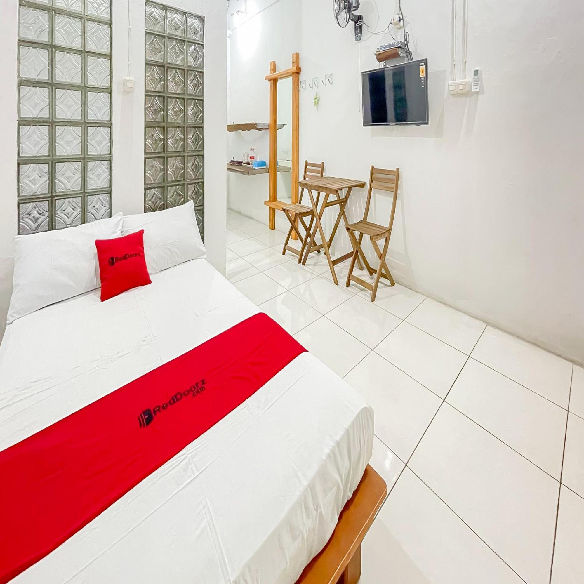 Отель Reddoorz Syariah At Jalan Ra Kosasih Сукабуми Экстерьер фото