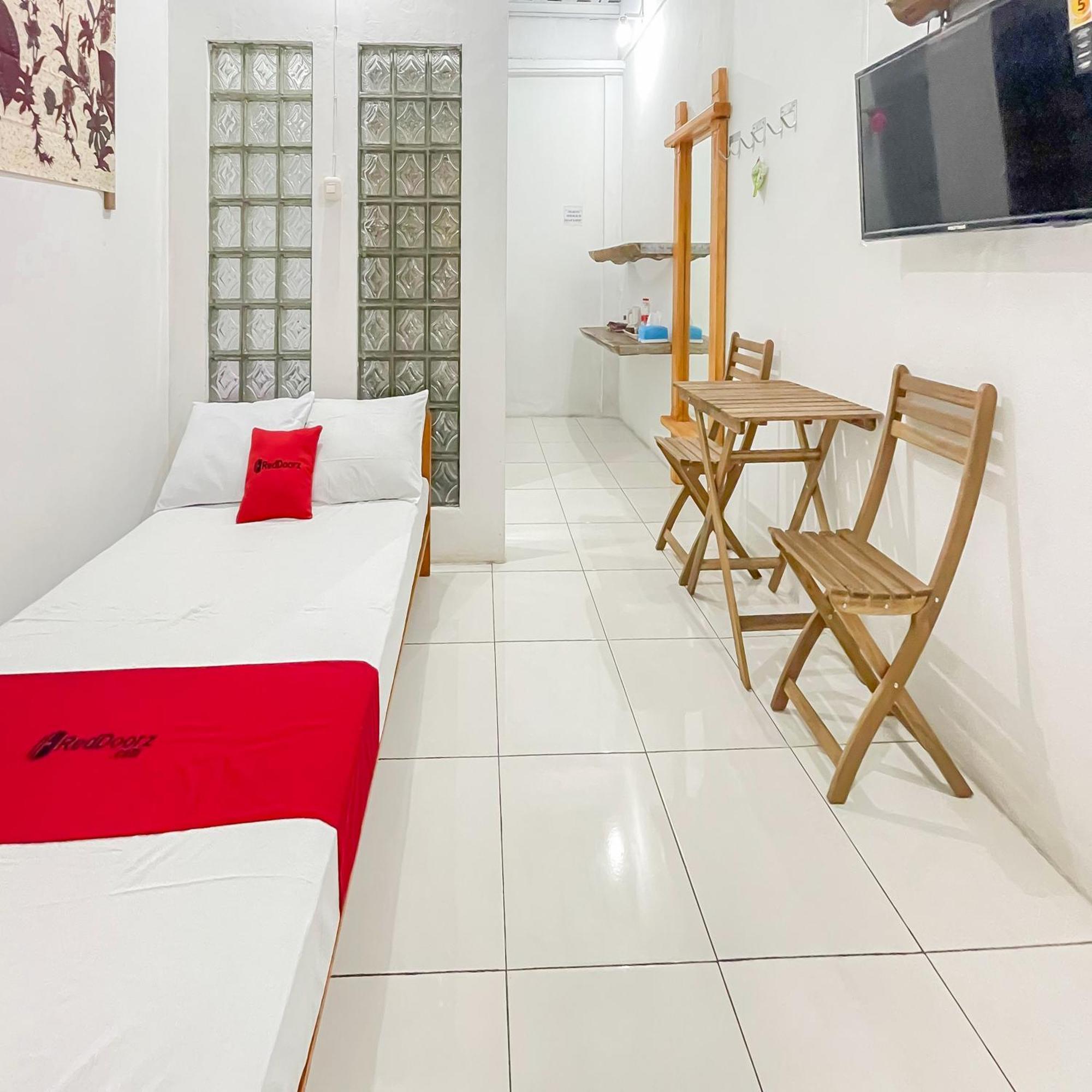 Отель Reddoorz Syariah At Jalan Ra Kosasih Сукабуми Экстерьер фото